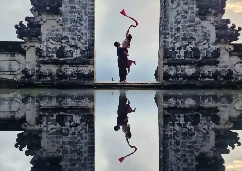 Natalia y Diego en Pura Lempuyang templo Bali - Viajeros por el Mundo