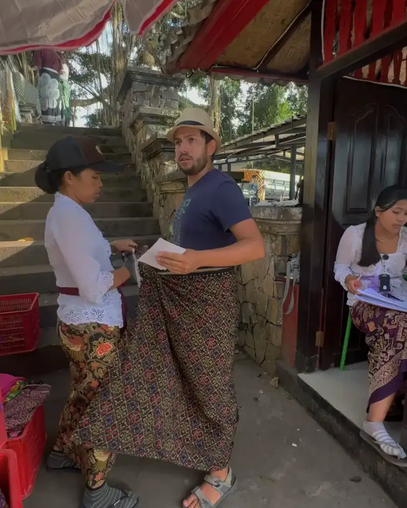diego-sarong-tradicional-pura-lempuyang-bali Diego poniéndose el sarong tradicional balinés en la entrada de Pura Lempuyang Bali