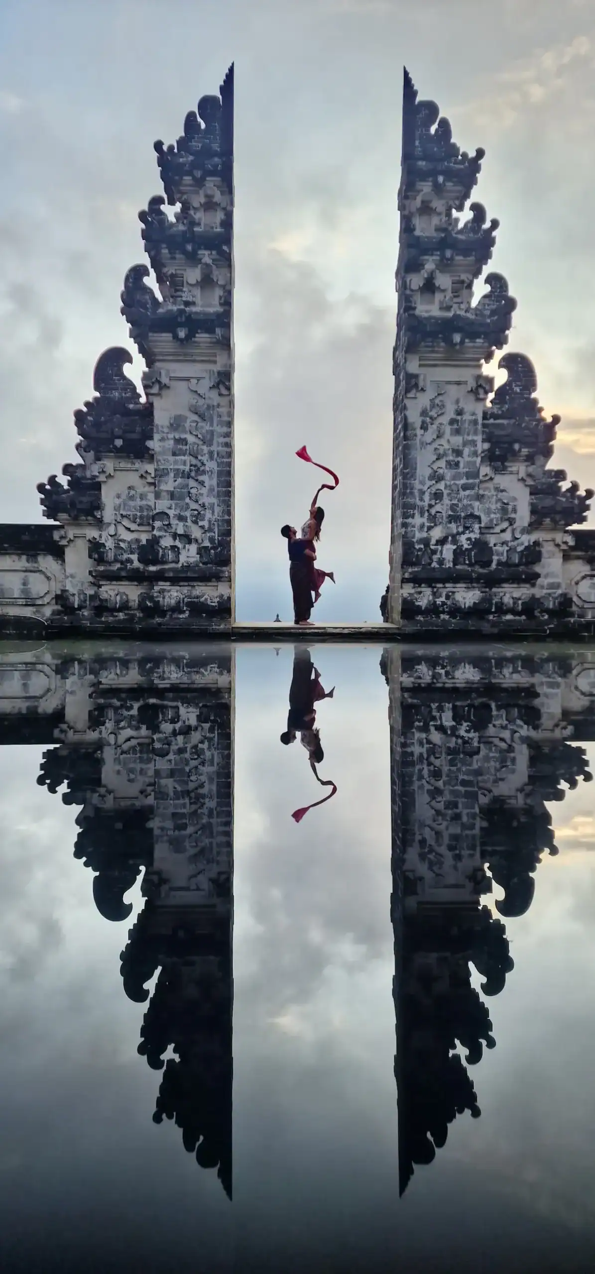 Pura Lempuyang con el Monte Agung de fondo - Viajeros por el Mundo Vista del Monte Agung desde Pura Lempuyang Bali - Natalia y Diego Viajeros por el Mundo