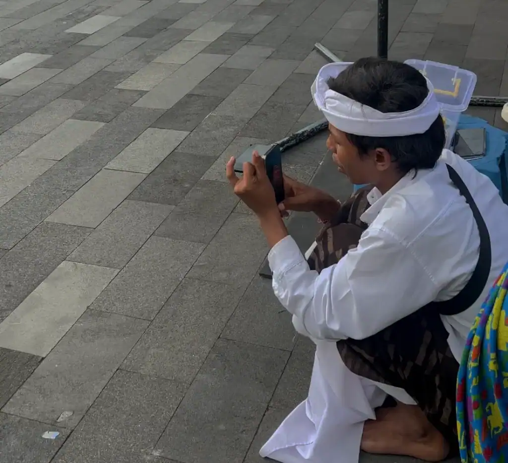 truco-espejo-foto-pura-lempuyang-bali-viajeros-por-el-mundo Local tomando la foto con truco espejo en Pura Lempuyang Bali - Viajeros por el Mundo